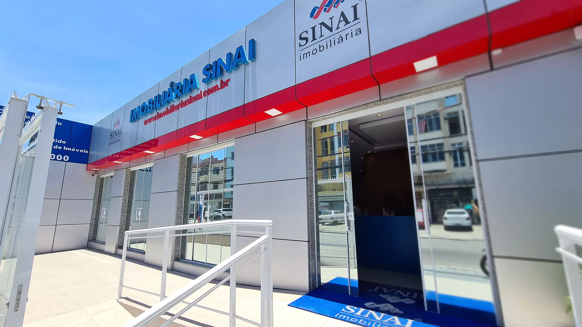 Property listing consultation with Sinai agent